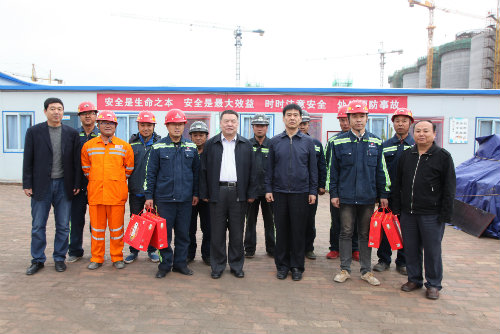 到一線，送祝福，鼓干勁