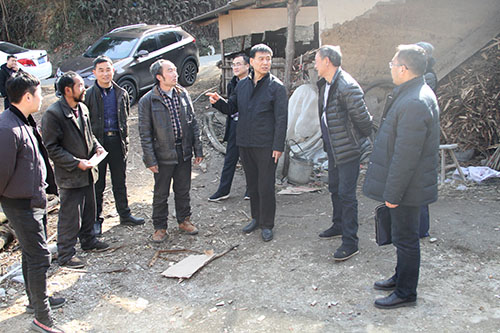 建設集團聯(lián)合黨委副書記 紀委書記 工會主席侯本英前往大壩村慰問貧困戶