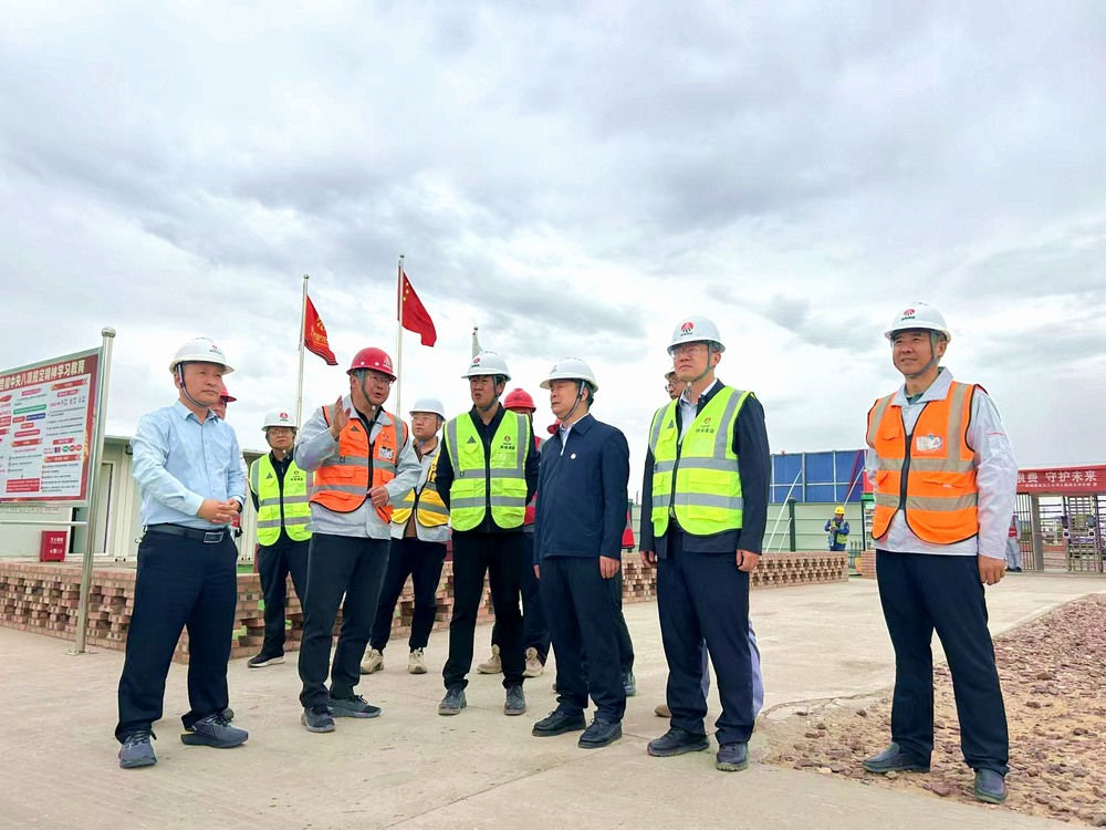 陜煤集團(tuán)工程總監(jiān)、基本建設(shè)管理部總經(jīng)理李仰東深入榆林化學(xué)二期項(xiàng)目檢查指導(dǎo)
