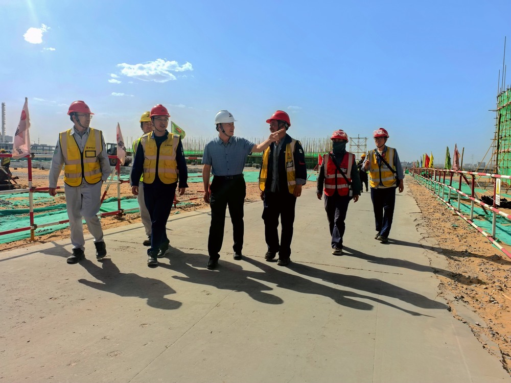 陜煤集團基本建設管理部高級主任師黃社民深入陜煤建設銅煤公司承建的榆林化學二期項目檢查指導工作
