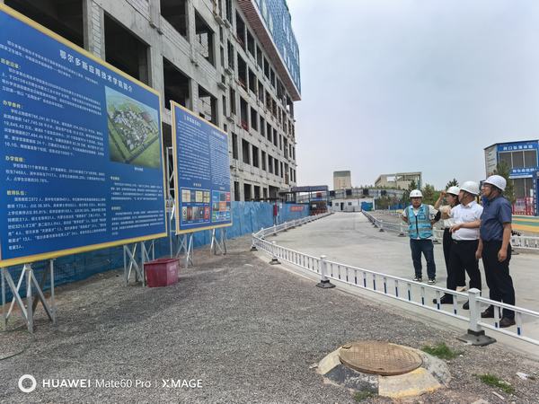 趙敬凱到內(nèi)蒙古分公司所承建的鄂爾多斯應(yīng)用技術(shù)學院辦學條件提升項目檢查指導(dǎo)